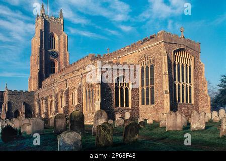 Stoke by Nayland Church, Blick auf die mittelalterliche Kirche St. Mary aus dem 14. Jahrhundert im Dorf Suffolk von Stoke-by-Nayland, Suffolk, England, Großbritannien Stockfoto