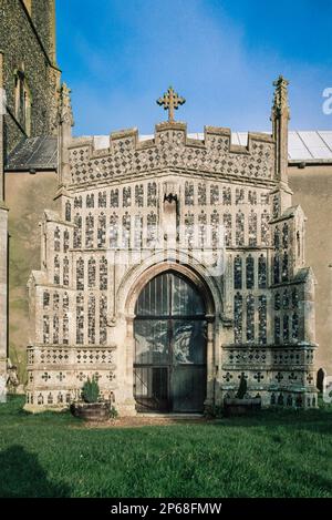 Mittelalterliche Veranda, Blick auf die feine mittelalterliche Feuersteinflutung, die die Vorderseite der Südveranda der St. Mary's Church in Kersey, Suffolk, England, schmückt Stockfoto