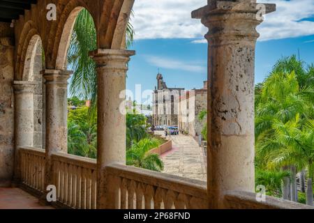 Blick auf das Pantheon des Vaterlands von Alcazar de Colon, UNESCO-Weltkulturerbe, Santo Domingo, Dominikanische Republik, Westindischen Inseln, Karibik Stockfoto