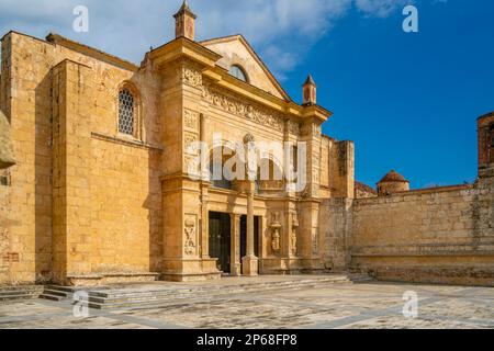 Blick auf die gotische Kathedrale aus dem 16. Jahrhundert, UNESCO-Weltkulturerbe, Santo Domingo, Dominikanische Republik, Westindischen Inseln, Karibik, Mittelamerika Stockfoto