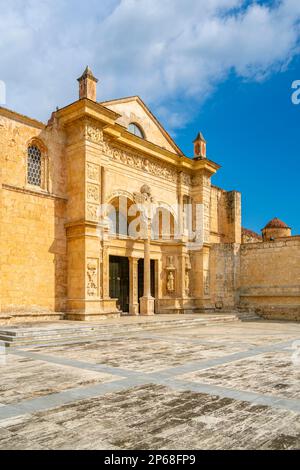 Blick auf die gotische Kathedrale aus dem 16. Jahrhundert, UNESCO-Weltkulturerbe, Santo Domingo, Dominikanische Republik, Westindischen Inseln, Karibik, Mittelamerika Stockfoto