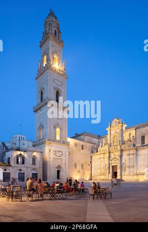 campanile mit Flutlicht und Kathedrale mit Cafés bei Nacht auf der Piazza del Duomo, Lecce, Apulien, Italien, Europa Stockfoto