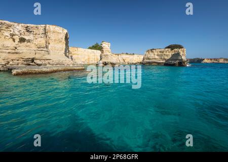 Felsenstapel und kristallklares Meer der Faraglioni di Sant Andrea, Torre di Sant Andrea, Melendugno, Provinz Lecce, Apulien, Italien, Europa Stockfoto