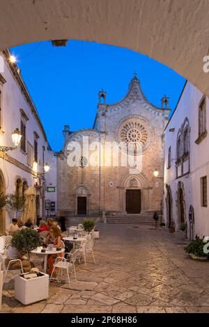 Cattedrale Santa Maria Assunta Kathedrale auf dem Largo Arcid Teodoro Trinchera Platz und Café Flutlicht am Abend, Ostuni, Provinz Brindisi Stockfoto