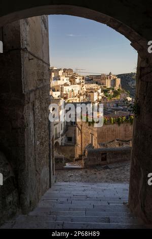 Blick durch den Bogen über die Altstadt von Sassi di Matera, UNESCO-Weltkulturerbe, Matera, Basilikata, Italien, Europa Stockfoto