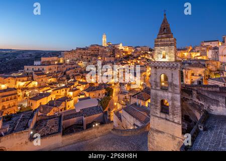 Blick über die Altstadt von Sassi di Matera mit dem campanile der Kirche St. Peter Barisano bei Sonnenaufgang, UNESCO, Matera, Basilikata, Italien Stockfoto