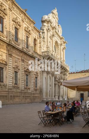Basilika di Santa Croce und Café auf der Via Umberto 1 am späten Nachmittag, Lecce, Apulien, Italien, Europa Stockfoto