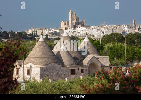 Die Stadt Locorotondo und die Kirche Chiesetta Rettoria Maria SS Annunziata auf einem Hügel mit Trulli-Haus unten im Valle d'Itria, Locorotondo, Apulien, Italien Stockfoto