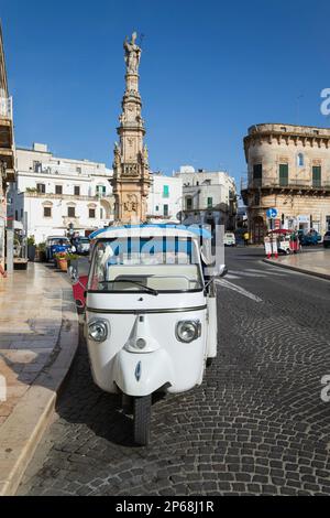 Tuk-Tuk auf der Piazza della Liberta mit Colonna di Sant Oronzo Säule, Ostuni, Provinz Brindisi, Apulien, Italien, Europa Stockfoto