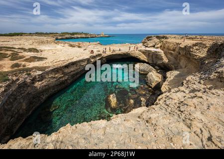 Grotta della Poesia (Poetry Cave) natürlicher Pool zwischen Karskformationen, archäologische Stätte Roca, nahe Melendugno, Apulien, Italien, Europa Stockfoto