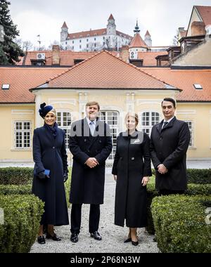 BRATISLAVA - König Willem-Alexander und Königin Maxima zusammen mit Präsidentin Zuzana Caputova und ihrem Ehemann Juraj Rizman, während eines Stadtspaziergangs durch Bratislava am ersten Tag des dreitägigen Staatsbesuchs in der Slowakei. ANP REMKO DE WAAL niederlande raus - belgien raus Stockfoto