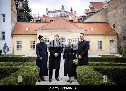 BRATISLAVA - König Willem-Alexander und Königin Maxima zusammen mit Präsidentin Zuzana Caputova und ihrem Ehemann Juraj Rizman, während eines Stadtspaziergangs durch Bratislava am ersten Tag des dreitägigen Staatsbesuchs in der Slowakei. ANP REMKO DE WAAL niederlande raus - belgien raus Stockfoto