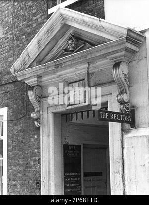 Ein Schädel und Kreuz über dem Eingang zur 8 St Mary at Hill Chambers, Billingsgate in der City of London, England, Großbritannien - Foto aufgenommen 1970. Stockfoto