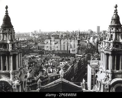 Ein Blick auf den Ludgate Hill in der City of London von der Spitze der St Pauls Cathedral, aufgenommen im Jahr 1970, London, England Stockfoto