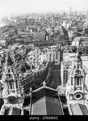 Ein Blick auf den Ludgate Hill in der City of London von der Spitze der St Pauls Cathedral, aufgenommen im Jahr 1970, London, England Stockfoto
