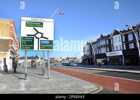 Cranbrook Road In Richtung Kreisverkehr Gants Hill, Ilford, East London. Stockfoto