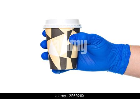 Schneiden Sie die anonyme Hand des Arztes in Latexhandschuhen, indem Sie die Kaffeetasse auf weißem Hintergrund halten Stockfoto