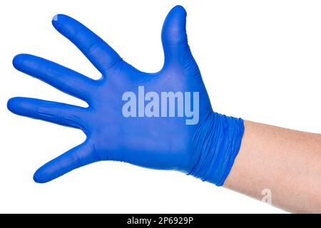 Unerkannte Hand einer Person in latexblauem Handschuh mit offener Handfläche auf weißem Hintergrund Stockfoto