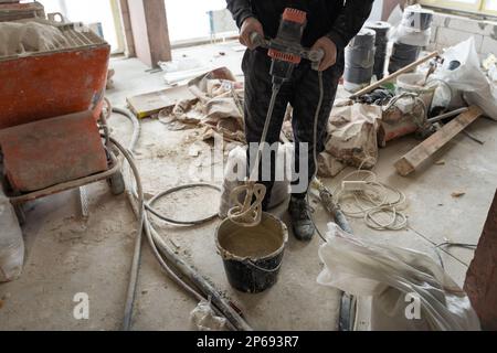 Ein spezieller Mischer zum Mischen von trockenem Putz mit Wasser und zum automatischen Zuführen des fertigen Putzes. Stockfoto