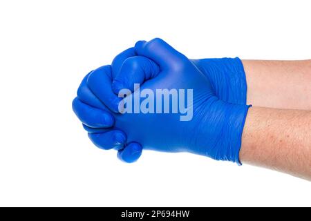 Unerkennbarer männlicher Arzt in blauen medizinischen Handschuhen, der Hände vor weißem Hintergrund hält Stockfoto