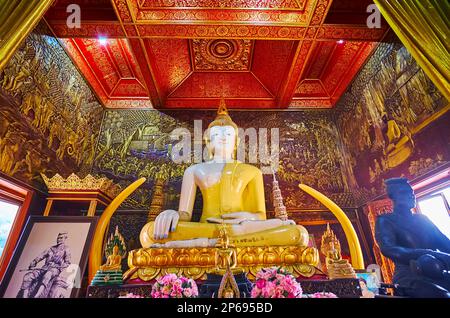 CHIANG MAI, THAILAND - 3. MAI 2019: Der Buddha-Altar aus weißem Teak in der Schreinbibliothek von Wat Buppharam, Chiang Mai Stockfoto