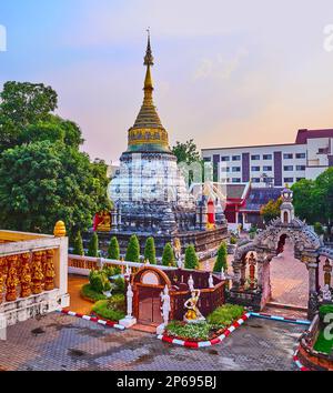 Historisch geformter Chedi von Wat Buppharam, dekoriert mit goldenem hti-Schirm und umgeben von kleinen Topiargärten, Chiang Mai, Thailand Stockfoto