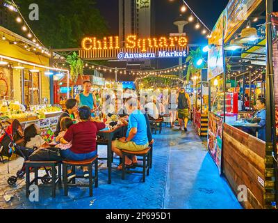 CHIANG MAI, THAILAND - 3. MAI 2019: Der überfüllte Food Court am Chill Square des Nachtmarkts Anusarn mit Imbissständen und Tischen von Cafés im Freien, auf Ma Stockfoto