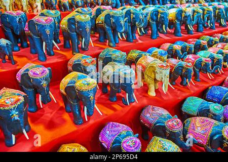 Die Theke des Nachtmarkts von Anusarn mit handgefertigten hölzernen Elefanten, dekoriert mit feinen Mustern, Chiang Mai, Thailand Stockfoto