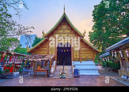 Das geschnitzte vergoldete Giebelende des mittelalterlichen Viharn im lanna-Stil Wat Saenfang, Chiang Mai, Thailand Stockfoto