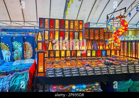 Die Tischlampen im orientalischen Stil aus Holz und Papier in einem Stand des Anusarn Nachtmarktes, Chiang Mai, Thailand Stockfoto