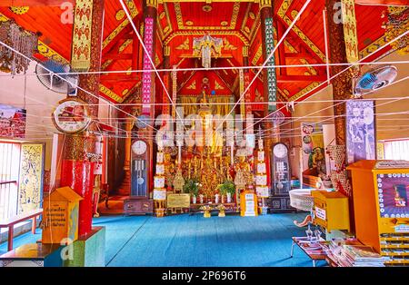 CHIANG MAI, THAILAND - 3. MAI 2019: Prunkvoller Gebetssaal des Viharn von Wat Si Koet mit roter Holzdecke, goldenen Mustern und goldenem B Stockfoto