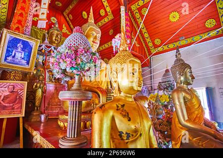 CHIANG MAI, THAILAND - 3. MAI 2019: Der Altar in Viharn von Wat Si Koet mit goldenen Buddha-Statuen, Chiang Mai Stockfoto