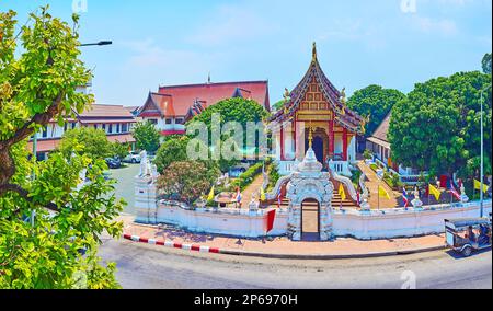 Der Blick von oben auf den historischen Wat Chang Taem mit geformtem Stucktor und Viharn, dekoriert mit Naga-Statuen, Pyadasdach, Holzsäulen und goldenem Gabel Stockfoto