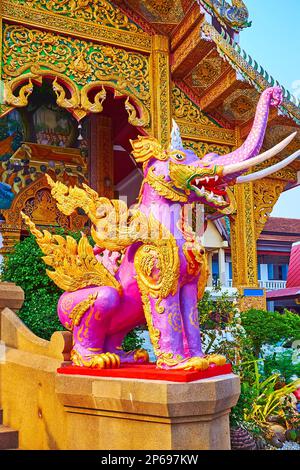 Die Hatsadiling-Statue mit Elefantenstamm, Stoßzähnen und goldenen Flügeln, Wat Chetawan, Chiang Mai, Thailand Stockfoto