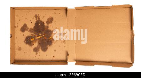 Horizontale Aufnahme einer leeren Pizzaschachtel mit Fettflecken auf weiß isoliert. Speicherplatz kopieren. Stockfoto