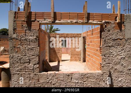 Planaltina, Goias, Brasilien, Februar 25 2023 Ein schlecht gebautes Haus in Planaltina, das kurz vor dem Zusammenbruch stand und jetzt wieder aufgebaut wird Stockfoto