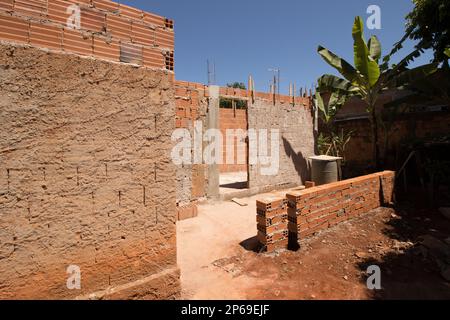 Planaltina, Goias, Brasilien, Februar 25 2023 Ein schlecht gebautes Haus in Planaltina, das kurz vor dem Zusammenbruch stand und jetzt wieder aufgebaut wird Stockfoto