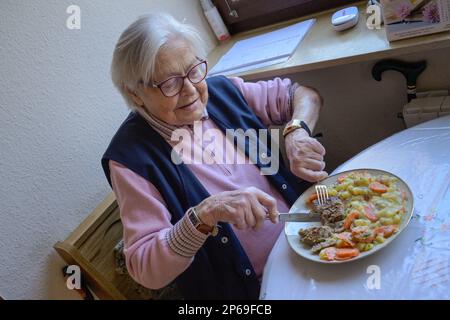 Alte Frau Mittagessen - Modell veröffentlicht Stockfoto