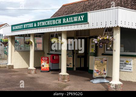 Romney, Hythe & Dymchurch (RH&DR) Miniatur-Dampfeisenbahnstation in Kent, Großbritannien. Stockfoto