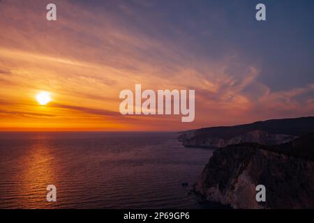 Farbenfroher Sonnenuntergang. Landschaftsfoto vom Kap Keri im Südwesten der griechischen Insel Zakynthos im Ionischen Meer Stockfoto