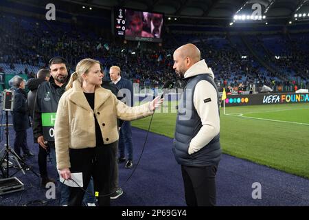 ROM – (lr) Reporterin Noa Vahle, AZ Alkmaar trainiert Pascal Jansen vor der UEFA Conference League-Runde 16 zwischen SS Lazio und AZ Alkmaar am Stadio Olimpico am 7. März 2023 in Rom, Italien. ANP ED VAN DE POL Stockfoto