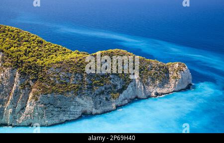 Luftaufnahme der Bucht von Navagio an einem sonnigen Tag. Das beliebteste natürliche Wahrzeichen von Zakynthos, die griechische Insel im Ionischen Meer Stockfoto