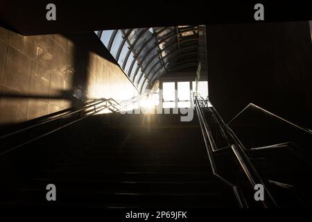 Sonnenlicht auf einer dunklen Treppe Stockfoto