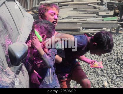 7. März 2023, Kalkutta, Indien: Kinder schmieren jedes Haar anlässlich des Holi Festivals, dem Festival der Farben, obwohl es auch genannt wird Stockfoto