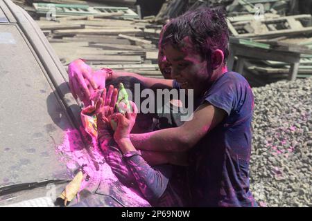 7. März 2023, Kalkutta, Indien: Kinder schmieren jedes Haar anlässlich des Holi Festivals, dem Festival der Farben, obwohl es auch genannt wird Stockfoto
