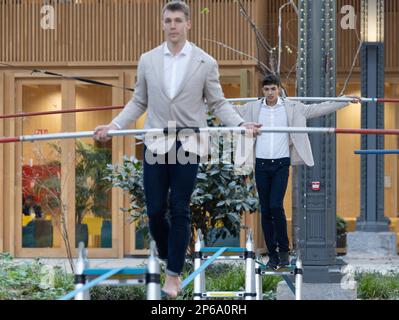 Julien Watrin aus Belgien und Jonathan Sacoor aus Belgien wurden während einer Einführungsstunde in Seiltänzerei mit dem belgischen Staffelteam „Belgischer Tornados“ mit 4 x 400 m Länge am Dienstag, den 07. März 2023, am Gare Maritime in Brüssel vorgestellt. BELGA FOTO BENOIT DOPPPAGNE Stockfoto