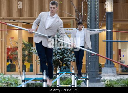 Julien Watrin aus Belgien und Jonathan Sacoor aus Belgien wurden während einer Einführungsstunde in Seiltänzerei mit dem belgischen Staffelteam „Belgischer Tornados“ mit 4 x 400 m Länge am Dienstag, den 07. März 2023, am Gare Maritime in Brüssel vorgestellt. BELGA FOTO BENOIT DOPPPAGNE Stockfoto