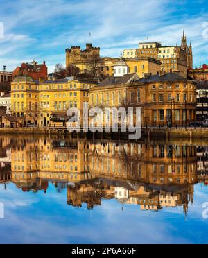 Am frühen Morgen sehen Sie im Winter den Newcastle Kai, der sich im Fluss tyne mit Blick auf den gateshead Kai spiegelt Stockfoto