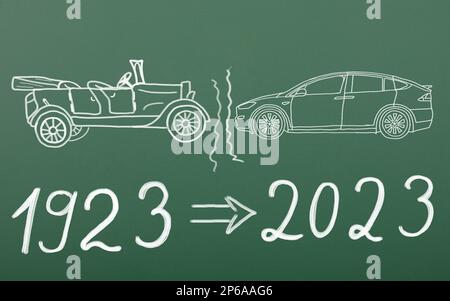 Symbol für die Seitenansicht des Fahrzeugs. Сhalk Symbol für Umrisszeichen. Die Evolution von Autos über das Jahrhundert Konzept. Auf Schulbordhintergrund Stockfoto