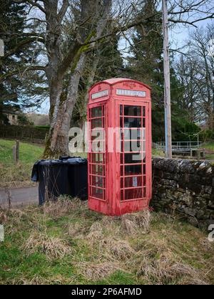 Mülltonnen und ein ungepflegter Telefonkiosk. Gollinglith-Fuß. Colsterdale. North Yorkshire Stockfoto